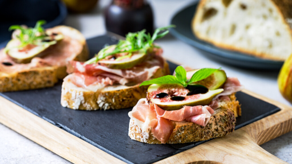 Crostini con fichi di Cosenza e prosciutto crudo - crostini-fichi-crudo