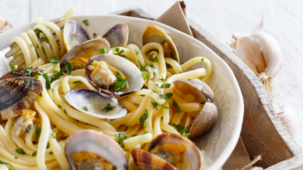 Vongole alla pescatora (con spaghetti) - vongole-pescatora-gustour