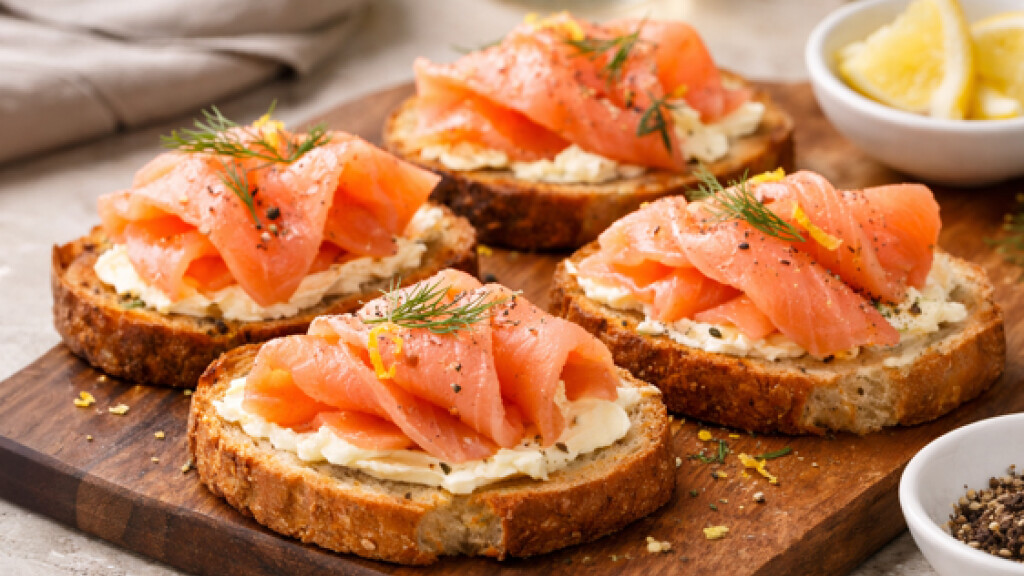 Crostini al Burro Salato e Salmone Affumicato - crostini-burro-salmone.jpg