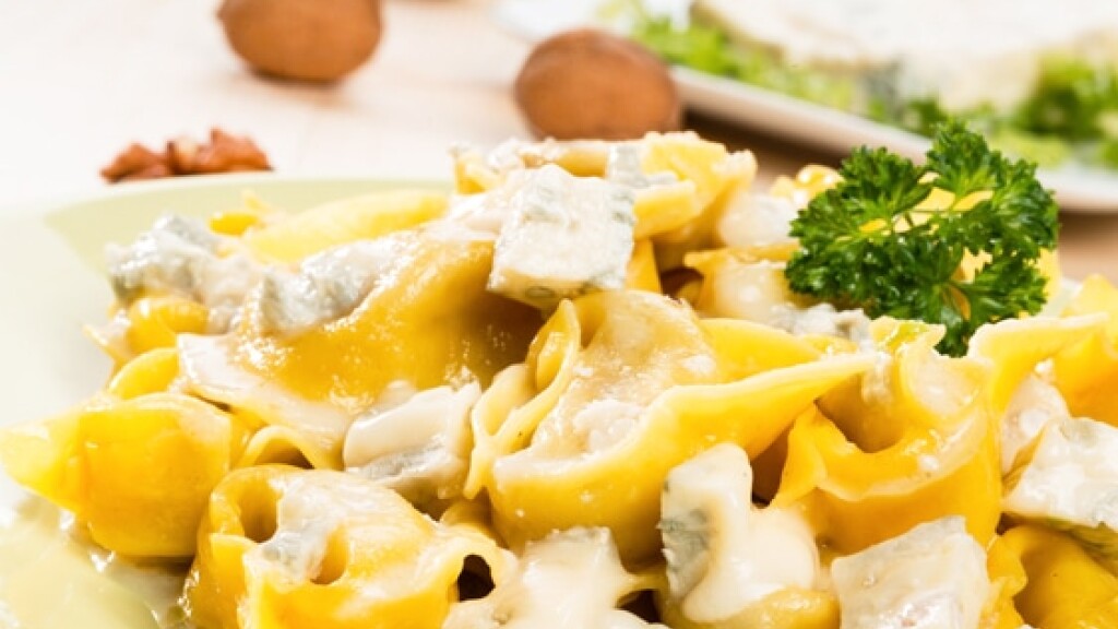 Salsa di formaggio e noci di Sorrento - Tortelloni con formaggio e noci di Sorrento