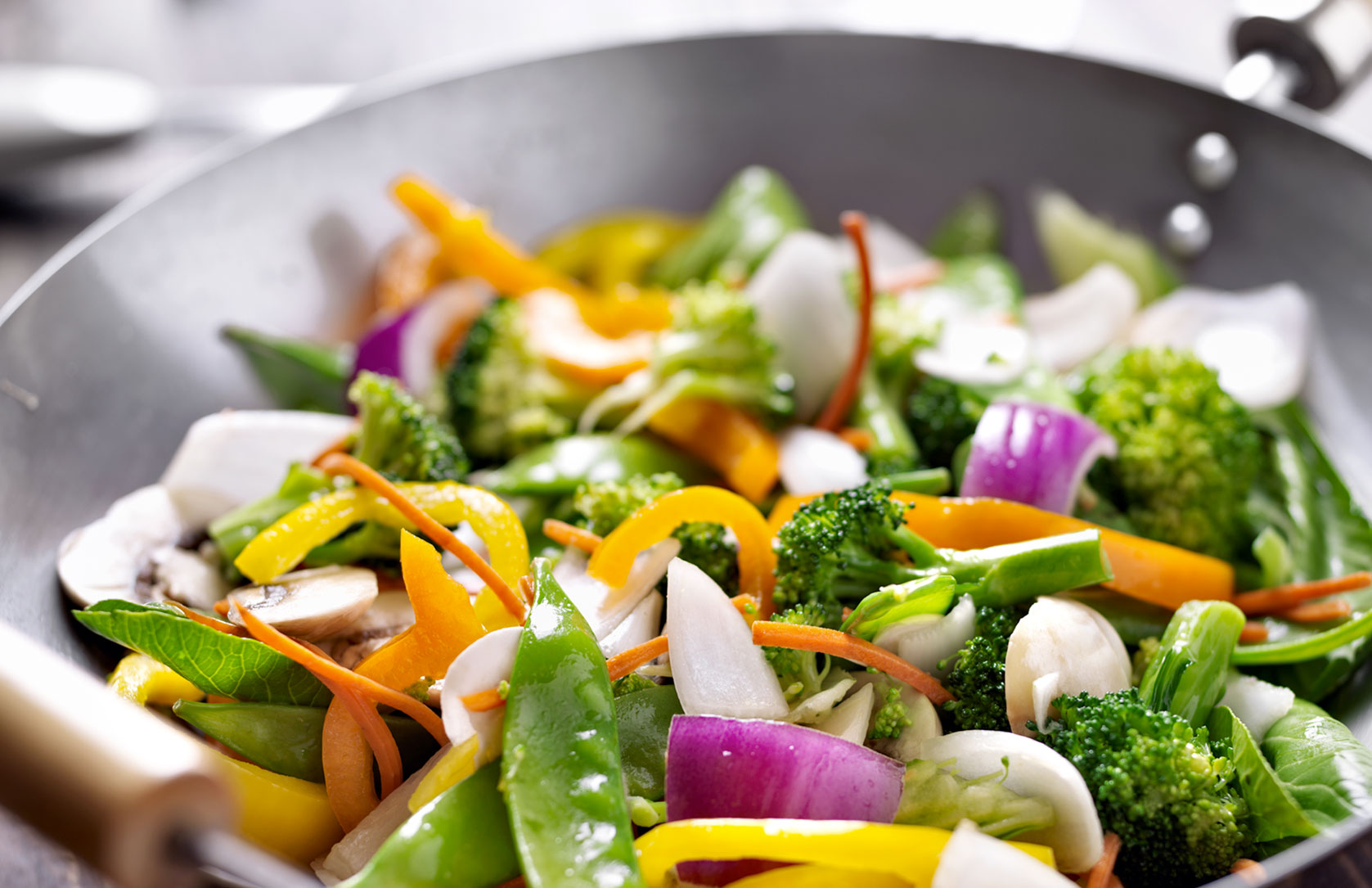 Taccole con verdure miste al wok