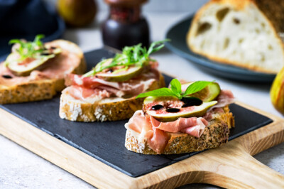 Crostini con fichi di Cosenza e prosciutto crudo