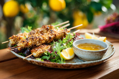 Arrosticini di pollo e suino al sesamo con salsa miele e limone - arrosticini-pollo-suino-sesamo-miele-limone