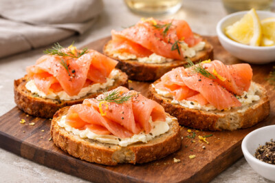 Crostini al Burro Salato e Salmone Affumicato - crostini-burro-salmone.jpg
