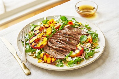Fettine con pesche grigliate, rucola e vinaigrette al miele - fettine-pesche-rucola-miele