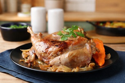 Coscia di tacchino arrosto con cipolle e carote - coscia-tacchino-carote-cipolle