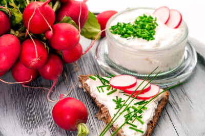 Bruschette ai multicereali e Ravanelli - crostinoravanello
