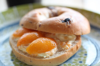 Bagel con Nespole e formaggio - Bagel con Nespole e formaggio
