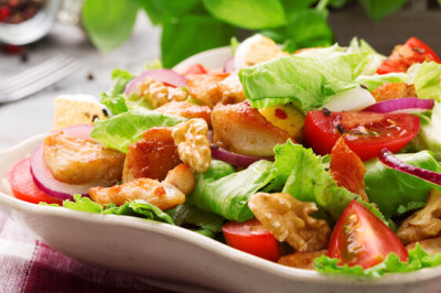 Insalata mista con Pollo e Noci - Insalata mista con Pollo e Noci
